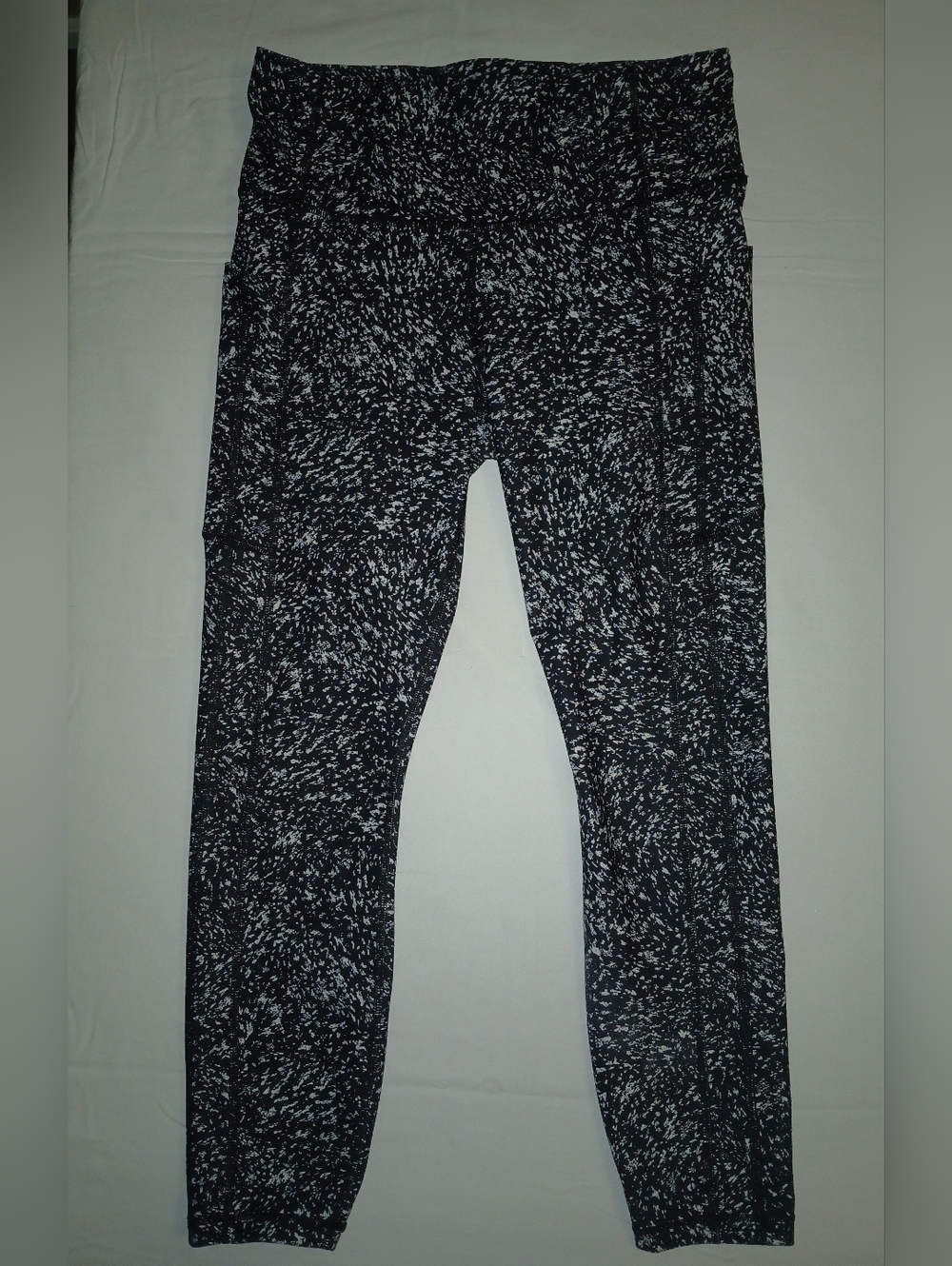 Athleta Black and White Ultimate Stash 7/8 Workout Leggings